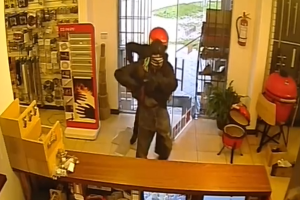 Delincuentes armados asaltaron sucursal de conocida barraca