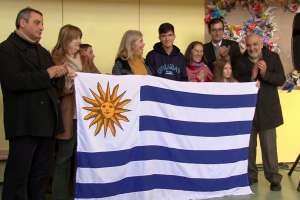 Netto entregó el pabellón a estudiantes de liceo de San Carlos que irán al Mundial de Rusia