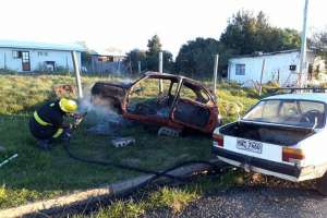 Pan de Azúcar: extinguieron un incendio en un vehículo abandonado en la vía pública