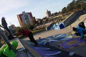 Jóvenes intervinieron la pista de skate del Parque La Loma