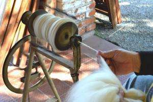 Dictarán curso gratuito sobre fibra lana y tejido artesanal en Aiguá