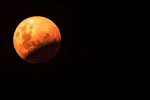La Luna saldrá hoy “totalmente eclipsada” y acompañada por un Marte muy brillante