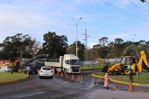 Advierten por cortes en el tránsito por obras en la rotonda de Bulevar Artigas y Cachimba del Rey