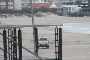 Denunciaron y retiraron vehículos que circulaban en la playa
