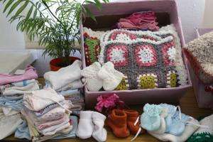 Abuelas del Centro Diurno confeccionan mantas para bebés del Hospital de Maldonado
