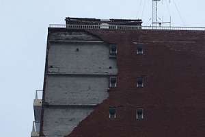 Cerraron calles en La Pastora por desprendimiento de ladrillos de un edificio