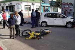 Un joven resultó herido al ser embestido por un auto en el centro de Maldonado