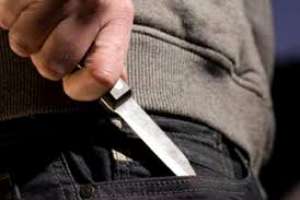 Detuvieron a un hombre que estaba dentro de una casa y portaba un cuchillo