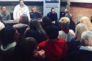 Estaban en la reunión reclamando seguridad y le avisan a la vecina que estaban robando en el barrio