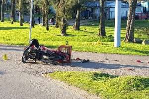 Motociclista politraumatizado grave tras ser atropellado por un auto: conductor huyó del lugar del siniestro