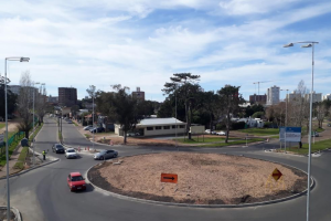 Se iluminó la nueva rotonda en el cruce de las avenidas España y Roosevelt