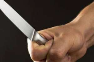 Le apedreó la casa a un hombre, lo amenazó con un cuchillo y le impusieron diversas medidas