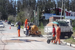 Ejecutan tareas de bacheo en barrios de Maldonado y Punta del Este
