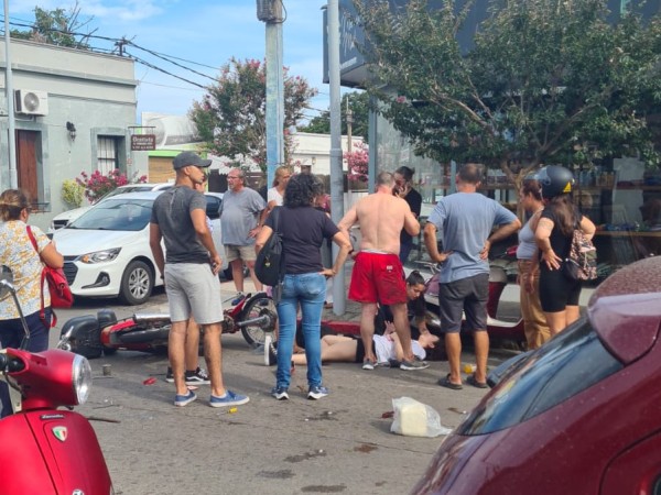 Un conductor con su auto que pretendió evitar el robo de una moto embistiendo al ladrón pero también a otra persona