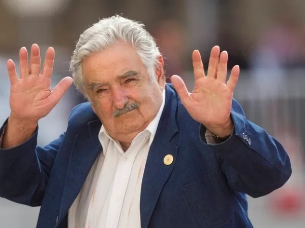 Desde Alejandro Sanz a equipos de fútbol despidieron a José Mujica
