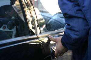 Fue detenido cuando robaba en el interior de un auto e intentó fugarse