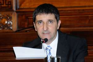 El precandidato blanco Carlos Iafigliola encabeza un acto en Maldonado