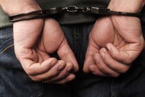 Arresto civil: ladrón detenido por una mujer y su hijo cuando robaba en el interior de una finca 