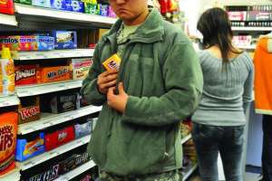 Una mujer y un menor imputados tras intentar robar en un supermercado