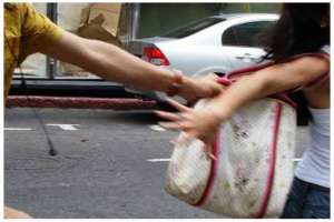 Atraparon a un adolescente que cometió un arrebato en el estacionamiento del shopping