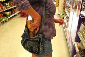 La encontraron robando en un supermercado y tendrá que cumplir medidas cautelares