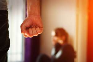 Violencia doméstica: no cumplió la orden del juez y le impusieron medidas más severas