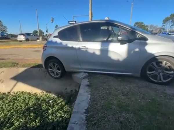 Laura Martínez debió ser rescatada en Maldonado luego de que su auto cayera en una zanja