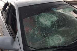 Se molestó porque fue retirado de un baile, causó daños en un auto y fue formalizado