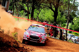 Rodrigo Zeballos y su nuevo auto son atracción en el Rally de Punta del Este
