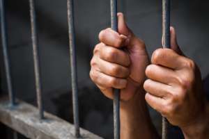 Robó una petaca de whisky y terminó en la cárcel