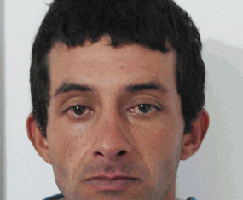 Fue atrapado cuando robaba en el interior de un vehículo que estaba dentro de una casa