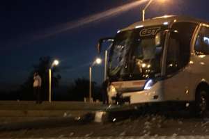 Dos personas están graves tras chocar su auto en la Ruta Interbalnearia con un bus de Cot