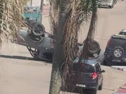 Dos automóviles choc...