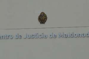 Robó dos casilleros de bebidas y lo atrapó la policía 