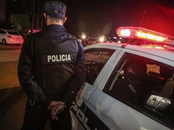 Atrapó a un ladrón en el patio de su casa y lo retuvo hasta que llegó la Policía
