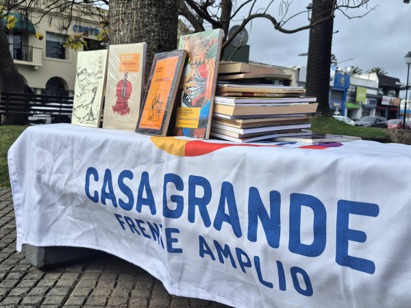 “Un libro y una flor” volvió a la Plaza San Fernando en el Día Nacional del Libro