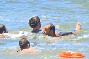 Guradavidas rescataron a surfista en El Emir