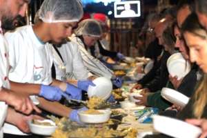 Piriápolis vivió a pleno el lanzamiento de su temporada con la clásica Paella Gigante y un show musical de jerarquía