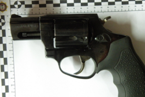 Un condenado tras la incautación de droga y un revólver