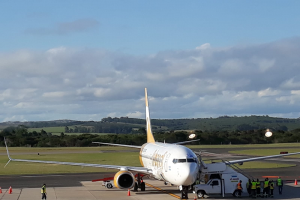 Flybondi ya comenzó a operar en Punta del Este con vuelos desde Córdoba y Buenos Aires