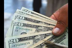 Le cambió dólares aparentemente falsos y lo agredió con una piedra