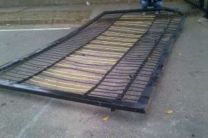 Causó daños en el portón de una casa y fue formalizado