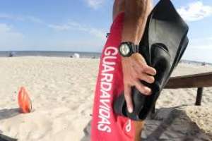 Guardavida salvó a un mujer que se estaba electrocutando en La Barra