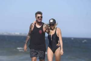 Marcelo Tinelli y Guillermina Valdés disfrutaron este sábado de la playa y de una romántica caminata