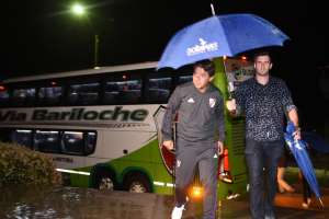 Bajo lluvia llegó River Plate argentino a Punta del Este