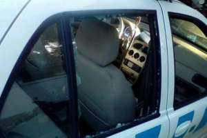Le impusieron medidas a una mujer que rompió los vidrios de un móvil policial