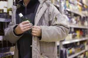 Trató de robar varias botellas de whisky en un supermercado pero fue descubierto