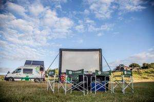 Eco-cine al aire libre con funciones gratuitas