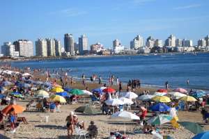 Sillas y sombrillas en la playa: reconocen que hay “excesos” por parte de los edificios