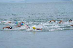 Se cumple la travesía a nado de la bahía de Piriápolis